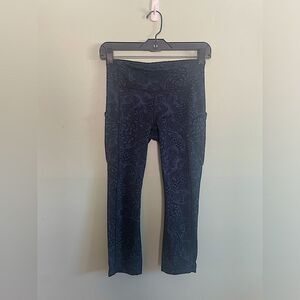 Lululemon Wunder Under Black Blue Floral High Rise Mid Calf Yoga Legging SZ 4